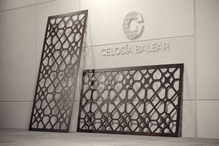 corte en placa metálica de celosía con diseño arábico