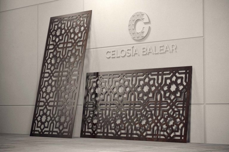 decoración arábica en una celosía metálica
