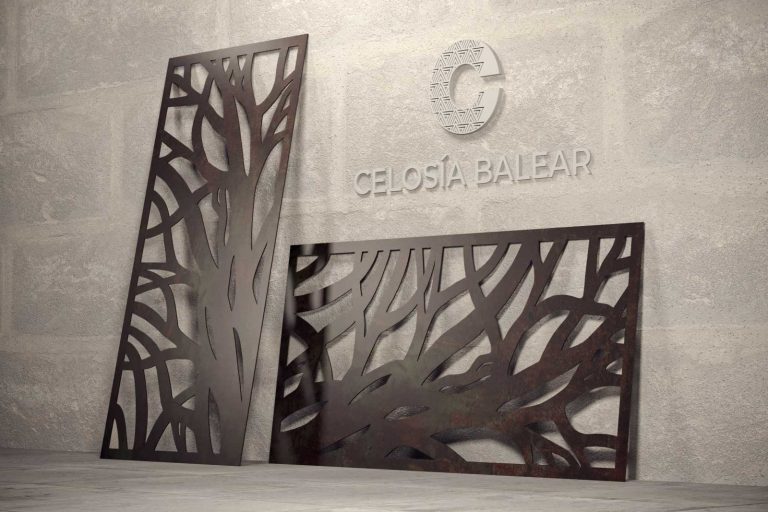 Placa de celosía con cortes de forma de árbol