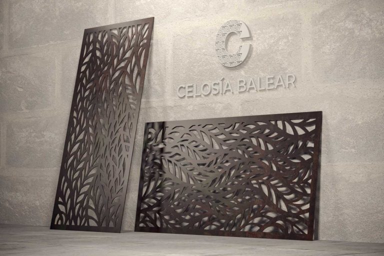 hojas cortadas sobre placa metálica para celosía