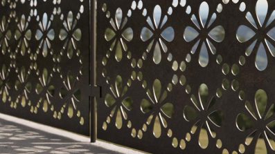 colección natural instalada en una barandila