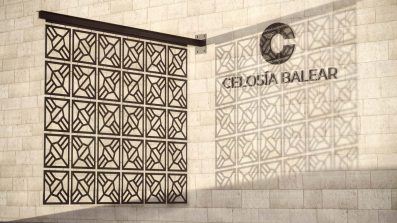 Vista lateral de biombo colgante metálico