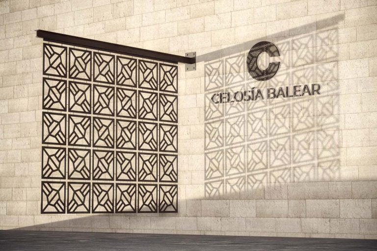 Vista lateral de biombo colgante metálico