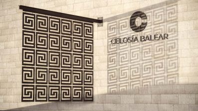 Vista lateral de un biombo colgante metálico