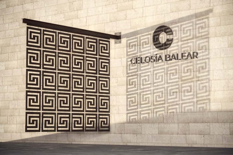 Vista lateral de un biombo colgante metálico